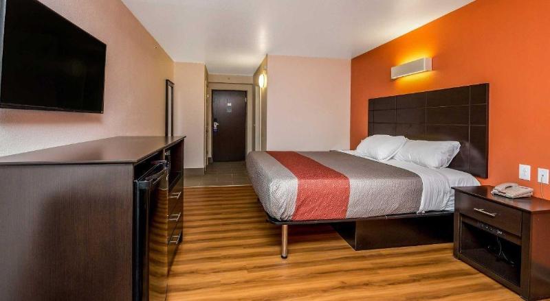 Motel 6 Peoria, IL image