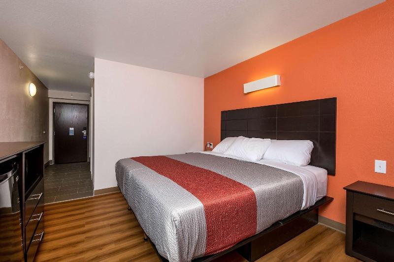 Motel 6 Peoria, IL image