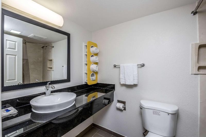 Motel 6 Peoria, IL image