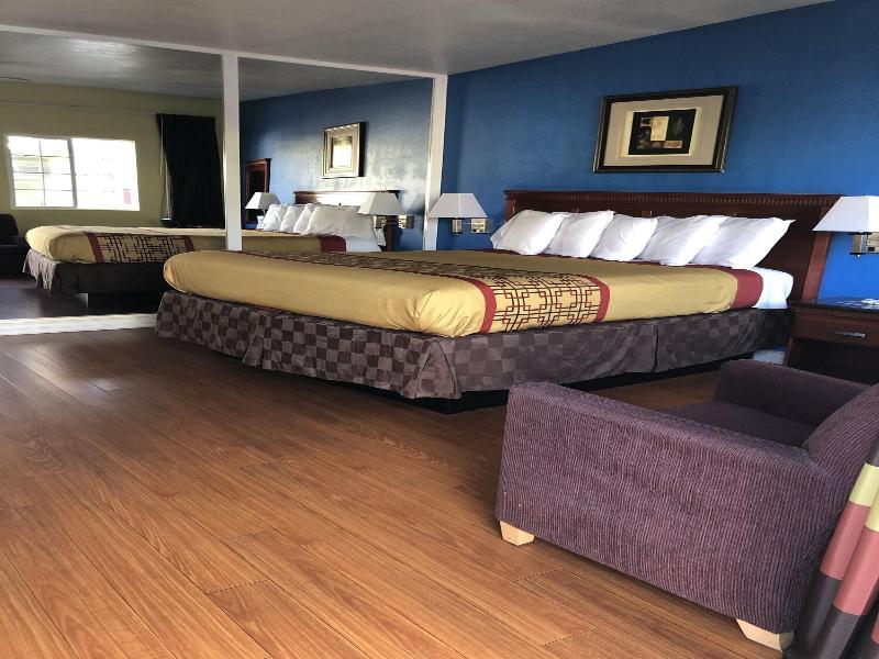 Encore Motel image