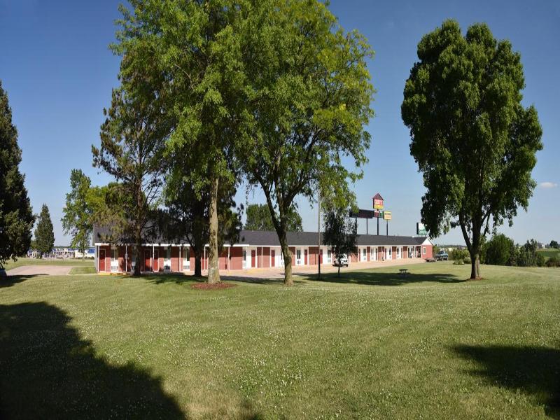 Crest Country Inn image