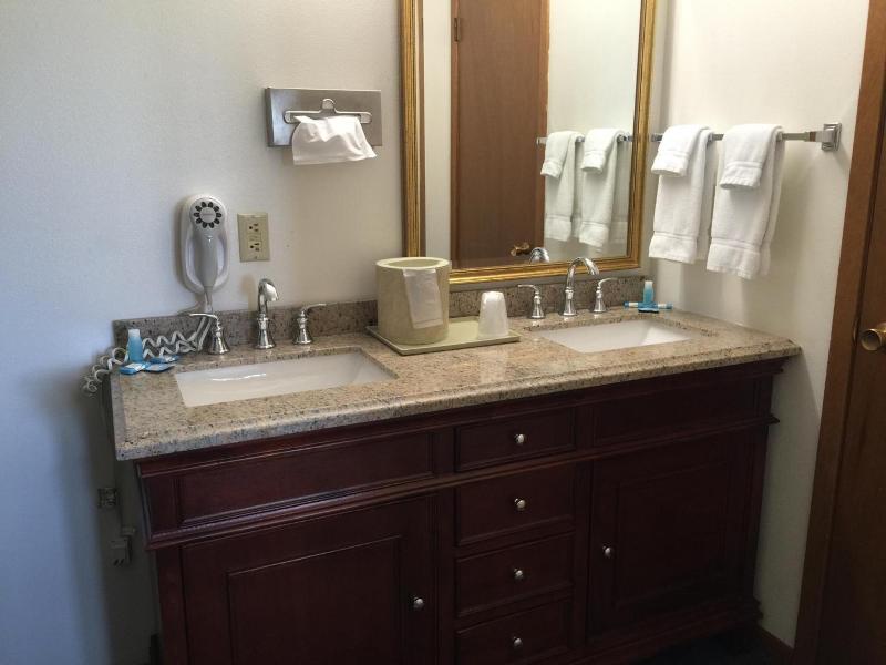 Crest Country Inn image
