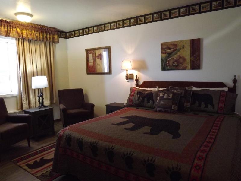Crest Country Inn image