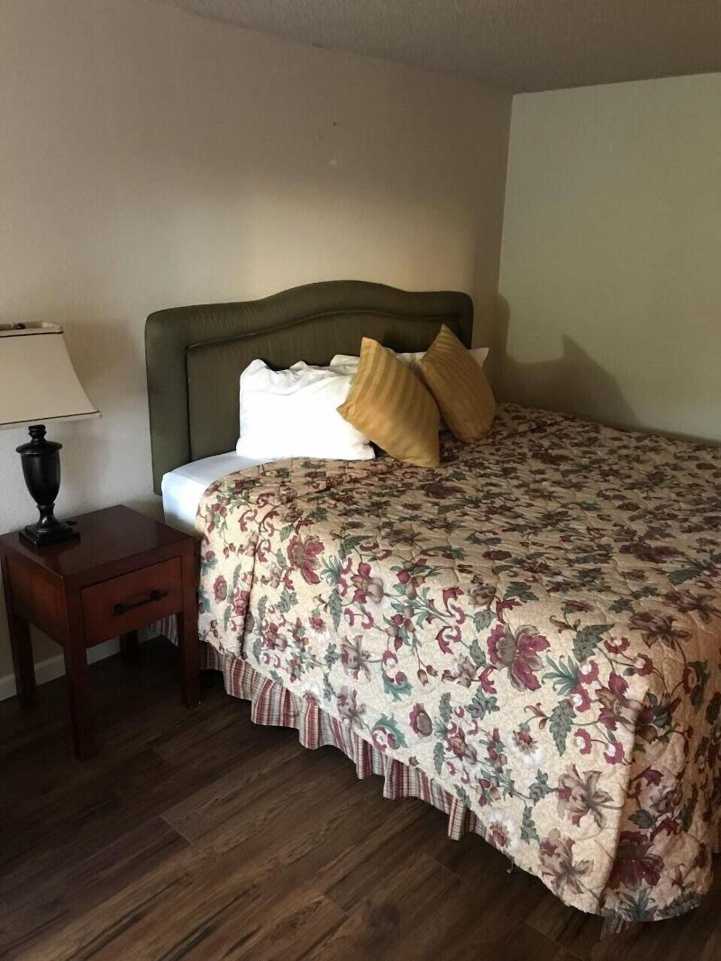 Smokey Point Motor Inn image