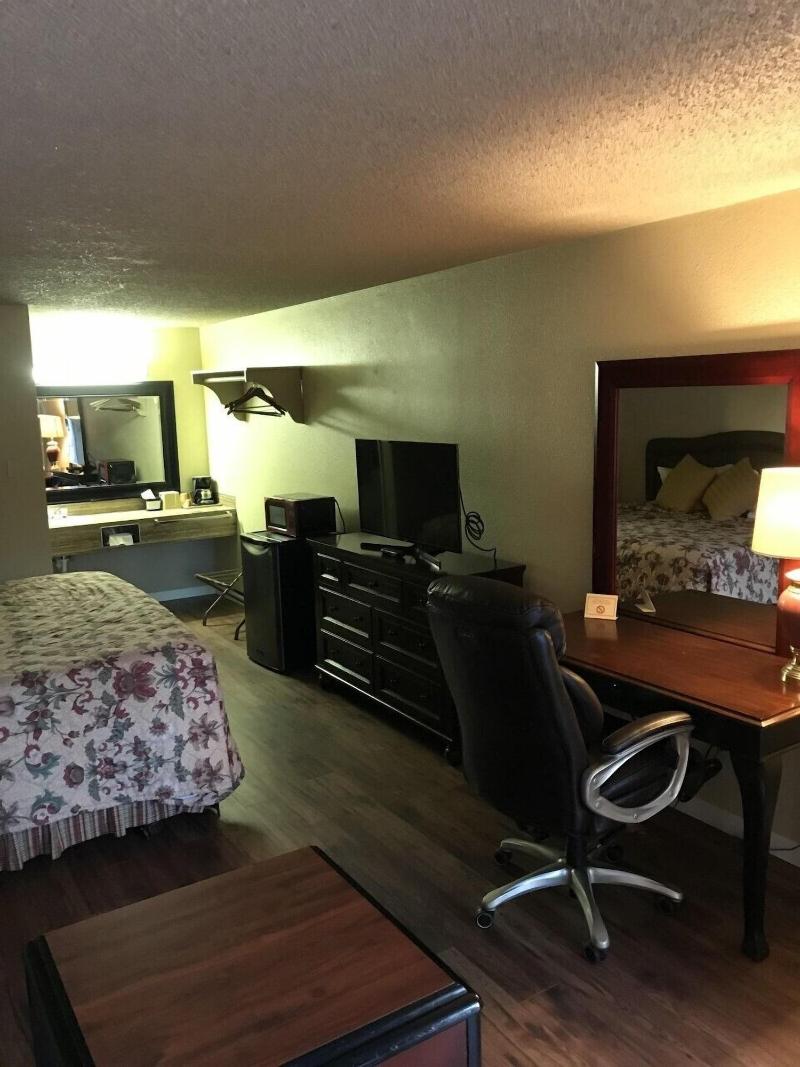 Smokey Point Motor Inn image