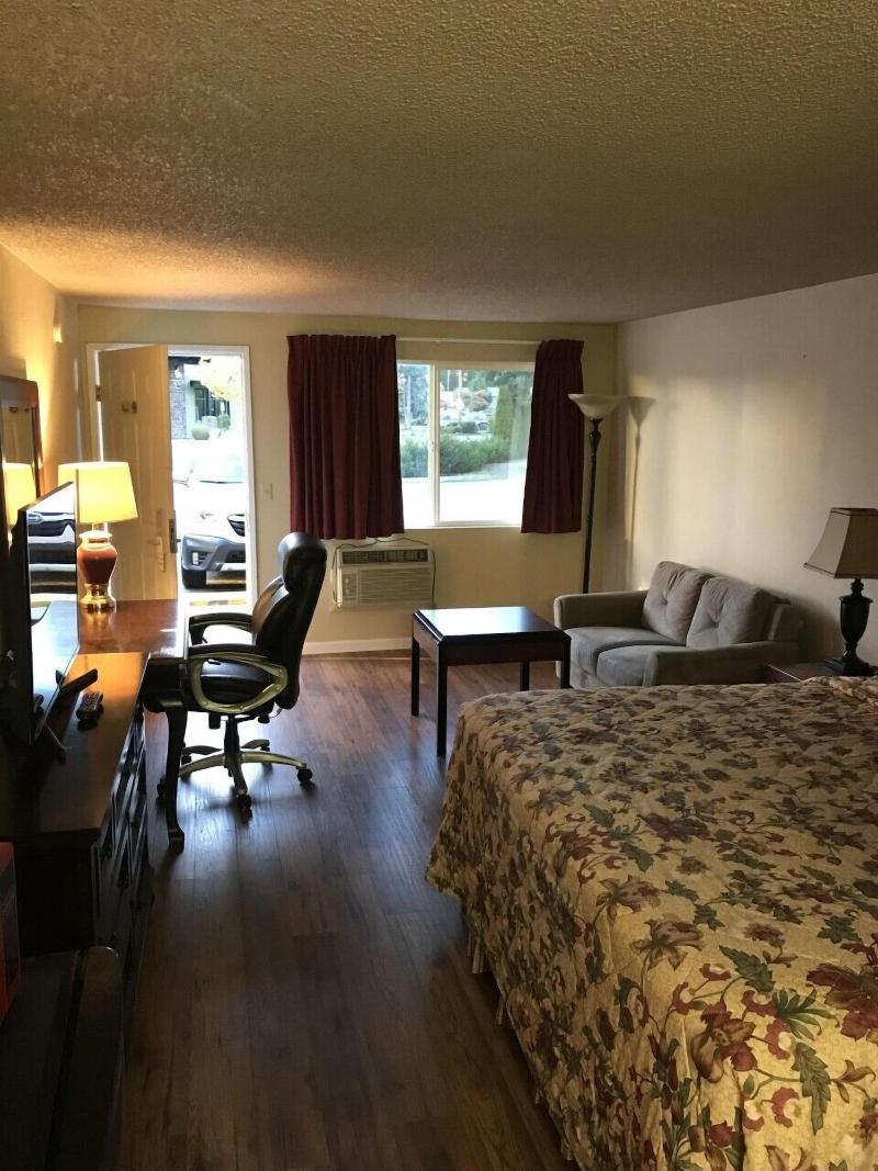 Smokey Point Motor Inn - Image 4