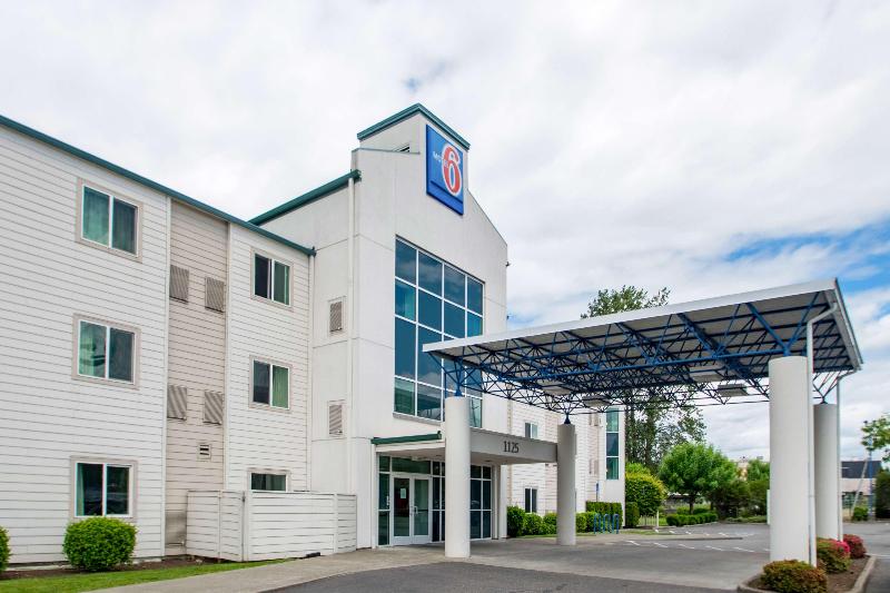 Motel 6 Portland, OR - North image