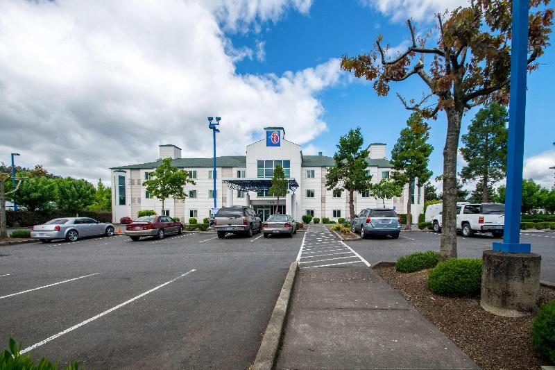 Motel 6 Portland, OR - North image