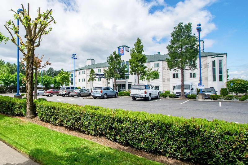 Motel 6 Portland, OR - North image
