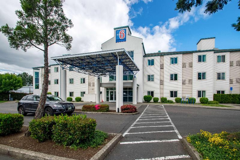 Motel 6 Portland, OR - North image