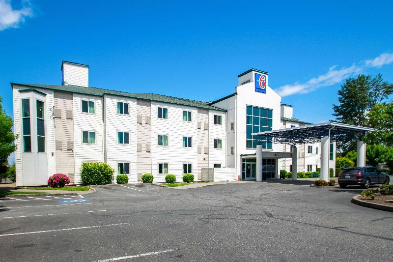 Motel 6 Portland, OR - North image
