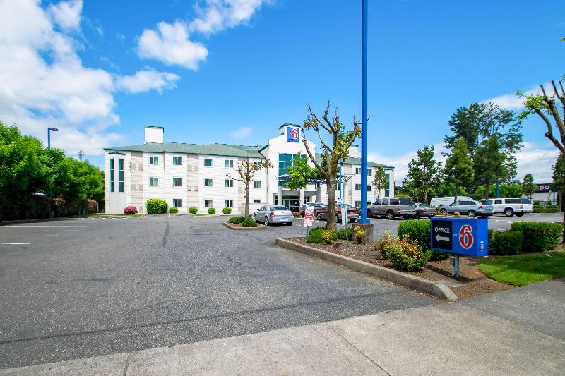 Motel 6 Portland, OR - North image