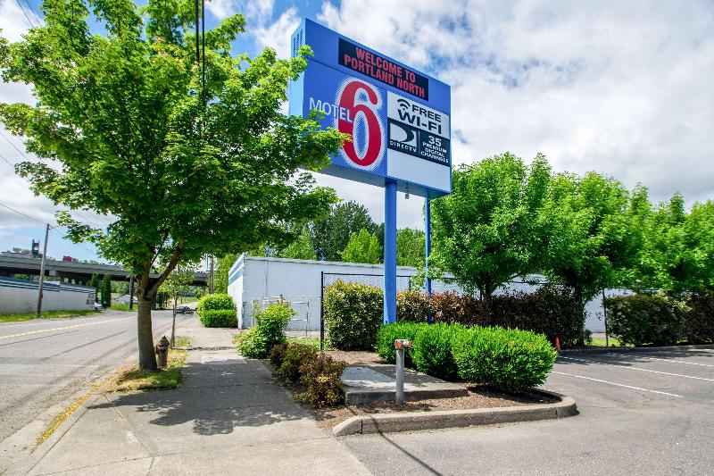 Motel 6 Portland, OR - North image