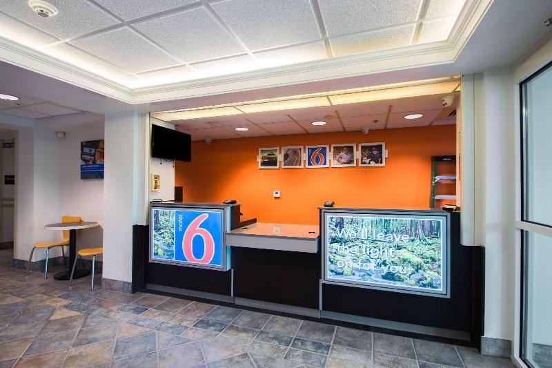 Motel 6 Portland, OR - North image