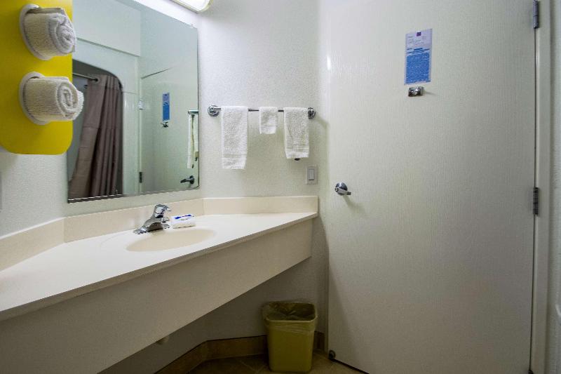 Motel 6 Portland, OR - North image