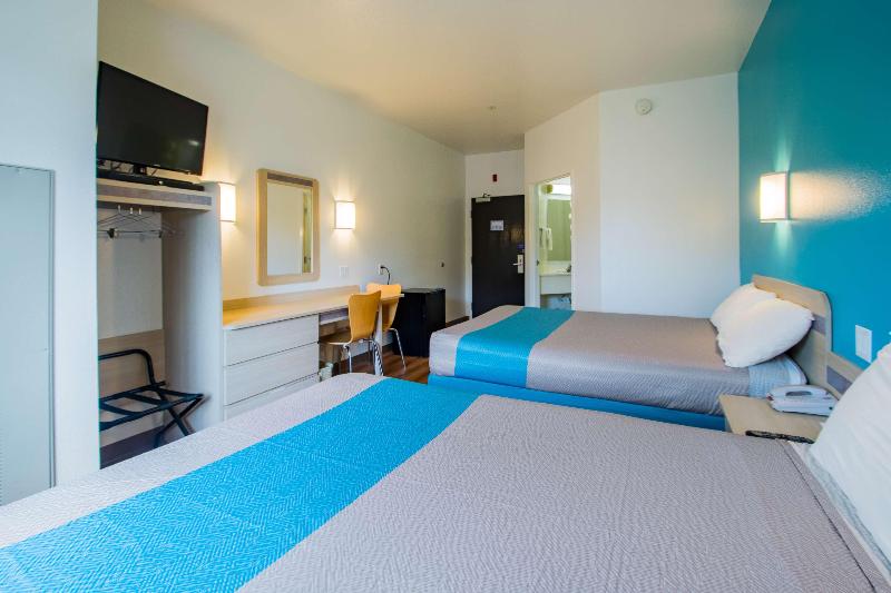 Motel 6 Portland, OR - North image