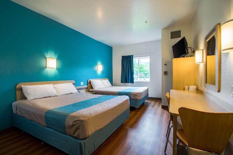 Motel 6 Portland, OR - North image