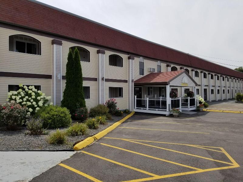 All Seasons Inn And Suites image