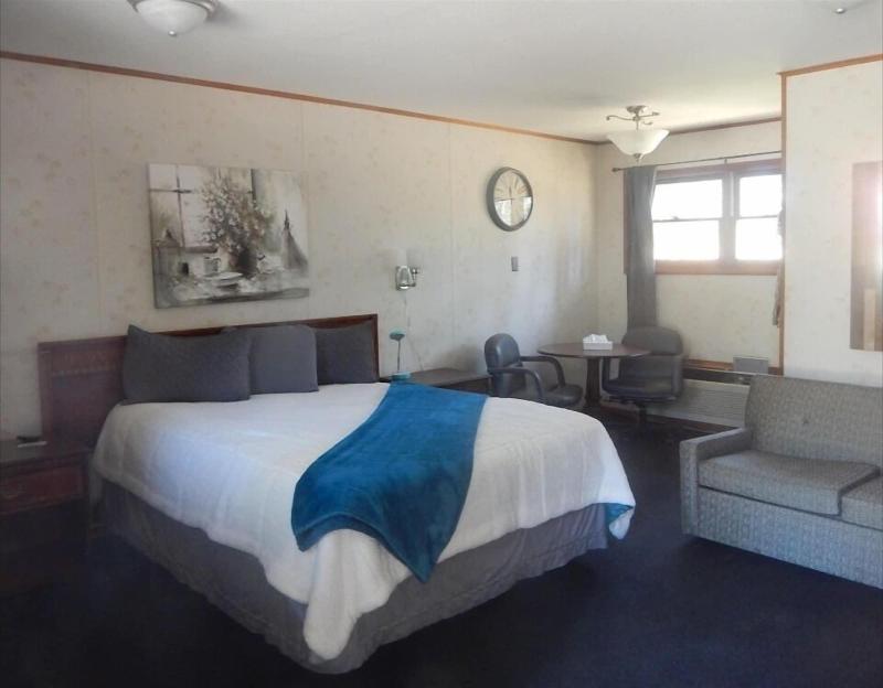 Cedar Village Motel — photo 4