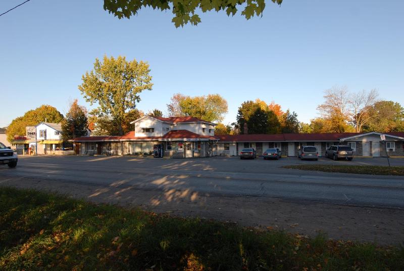 Kings Inn - Orillia — exterior view
