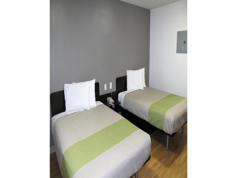 QUADRUPLE TWO DOUBLE BEDS NON SMOKING — photo 4