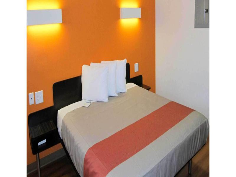Room Accessible-Queen Size Bed — photo 6