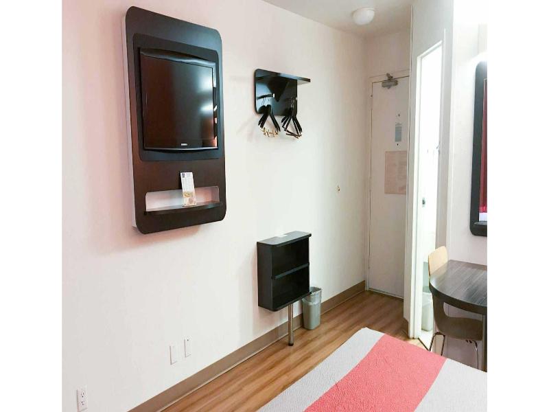 Room Accessible-Queen Size Bed — photo 8