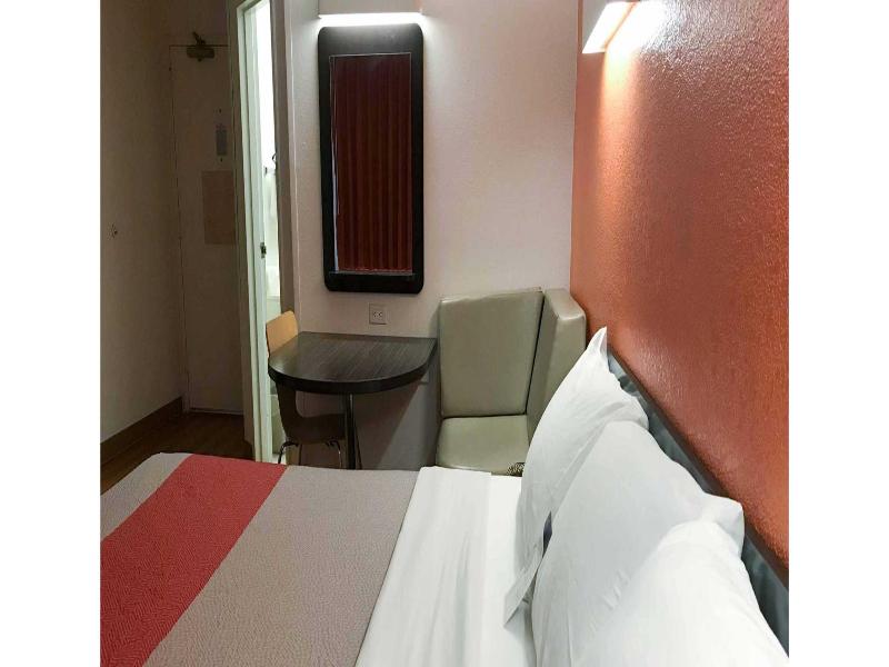Room Accessible-Queen Size Bed — photo 9