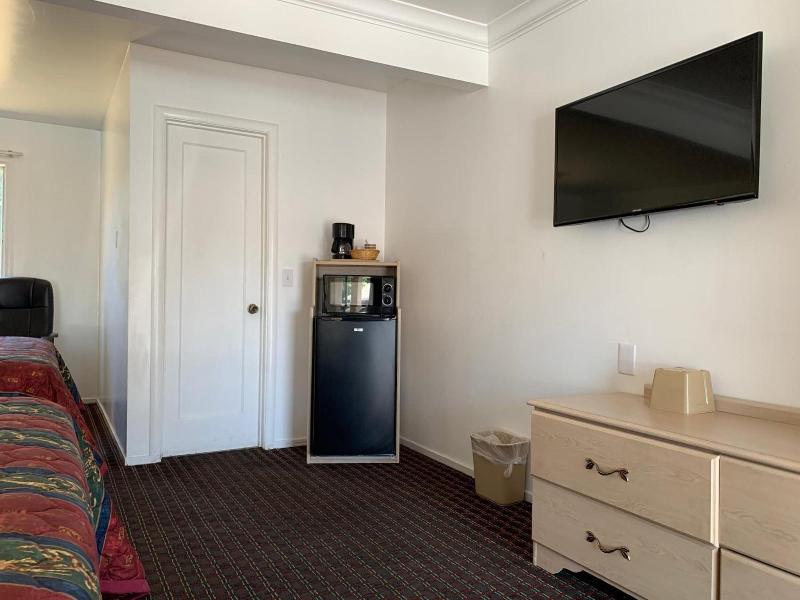 Lark Motel image 1