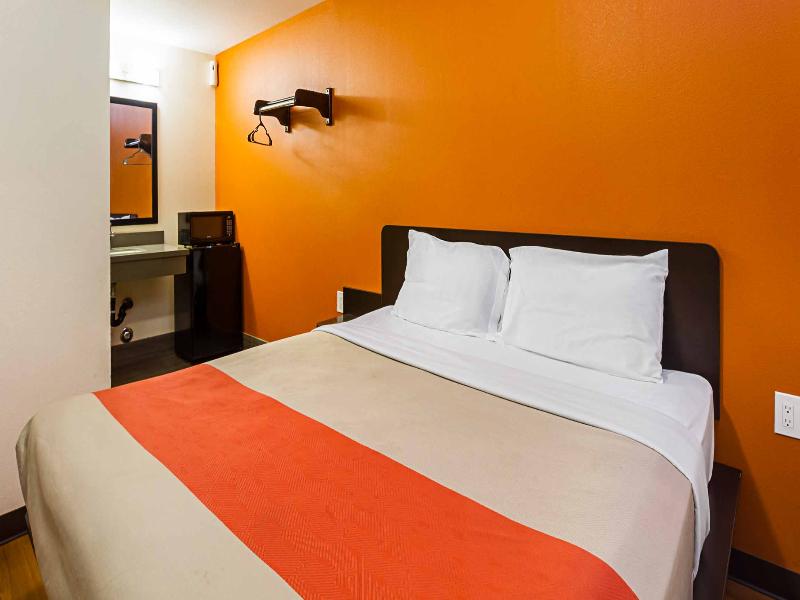 Motel 6 Hesperia, CA - East image