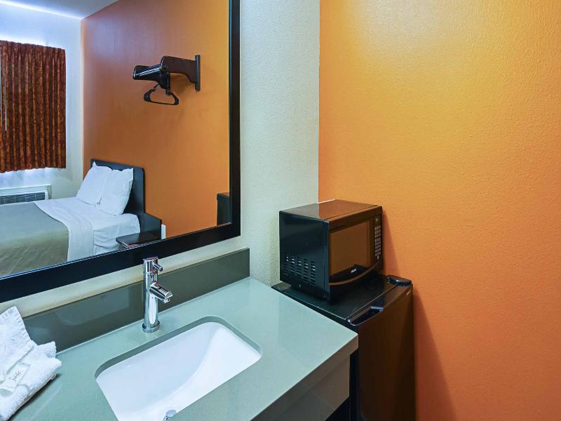 Motel 6 Hesperia, CA - East image