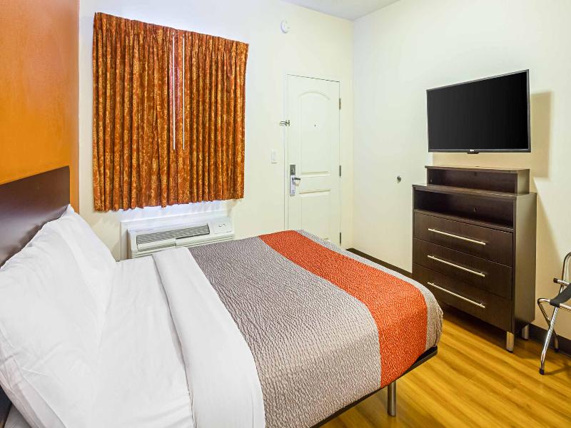 Motel 6 Hesperia, CA - East image