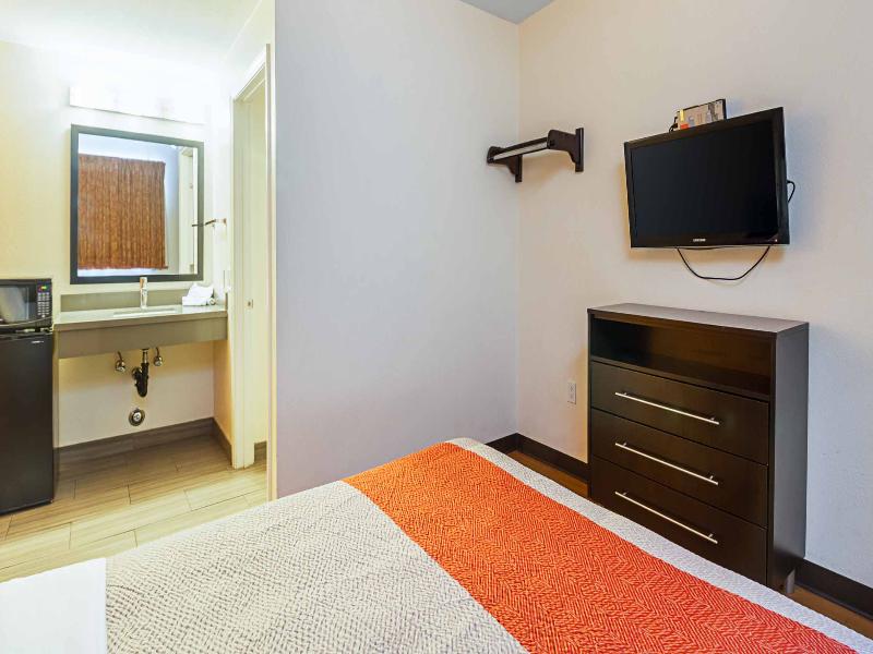 Motel 6 Hesperia, CA - East image