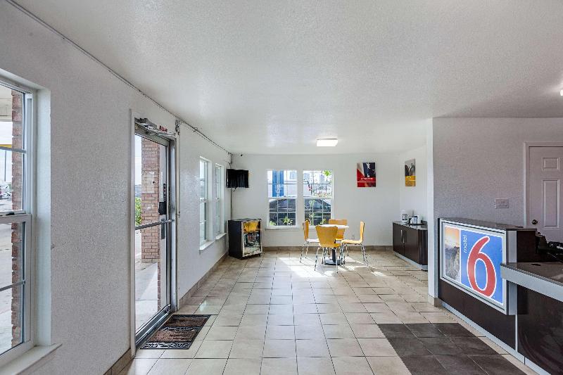 Motel 6 Fort Worth, TX - Convention Center image