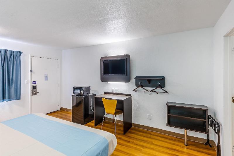 Motel 6 Fort Worth, TX - Convention Center image