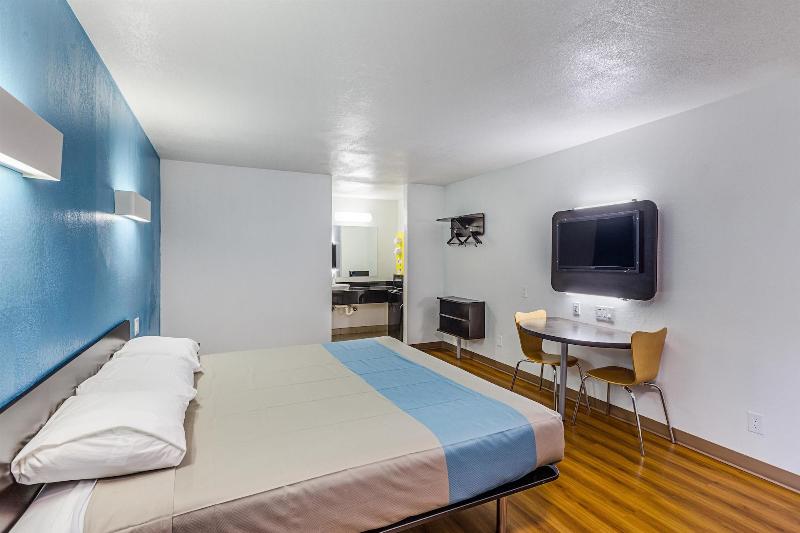 Motel 6 Fort Worth, TX - Convention Center image