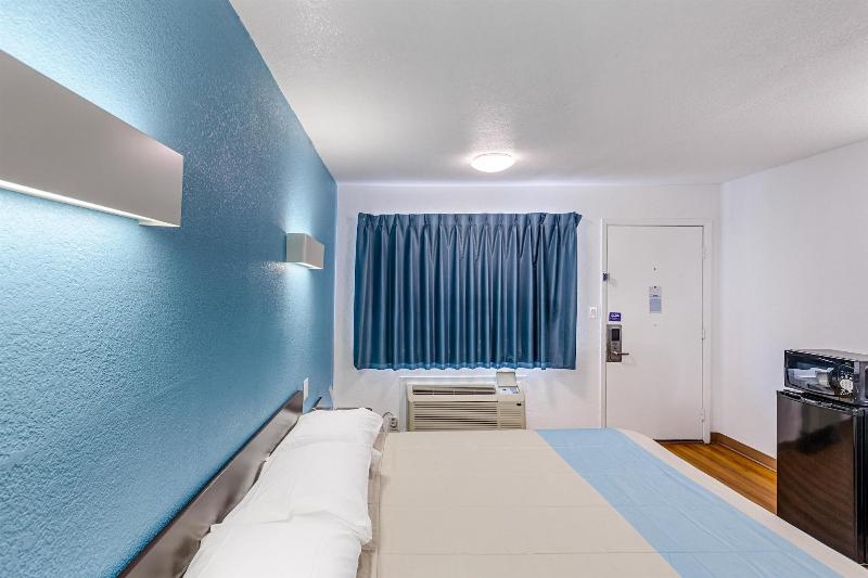 Motel 6 Fort Worth, TX - Convention Center image