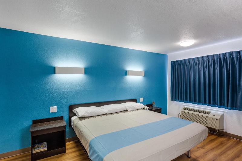 Motel 6 Fort Worth, TX - Convention Center image