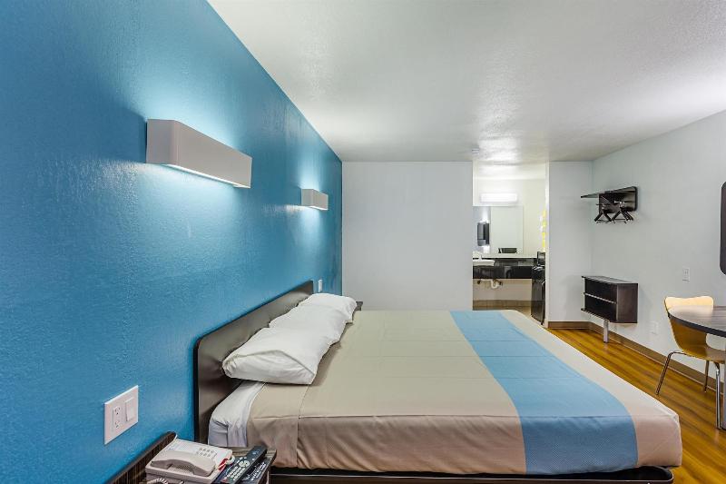 Motel 6 Fort Worth, TX - Convention Center image