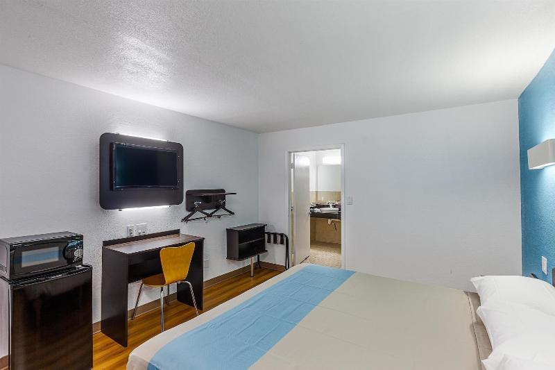 Motel 6 Fort Worth, TX - Convention Center image