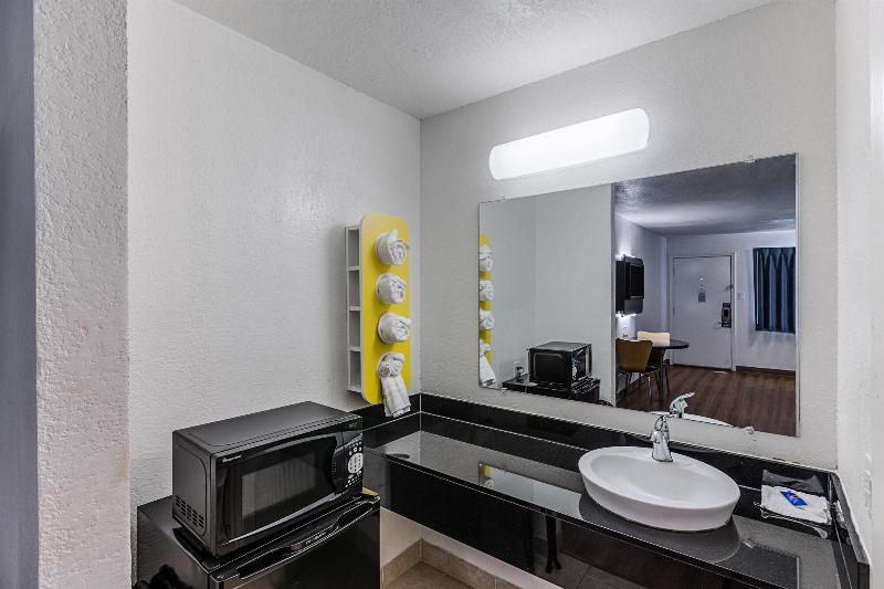 Motel 6 Fort Worth, TX - Convention Center image