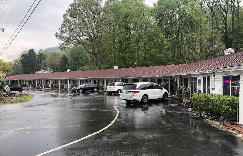 Laurel Park Inn image