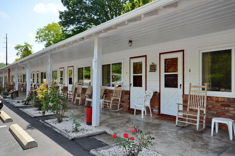 Laurel Park Inn image
