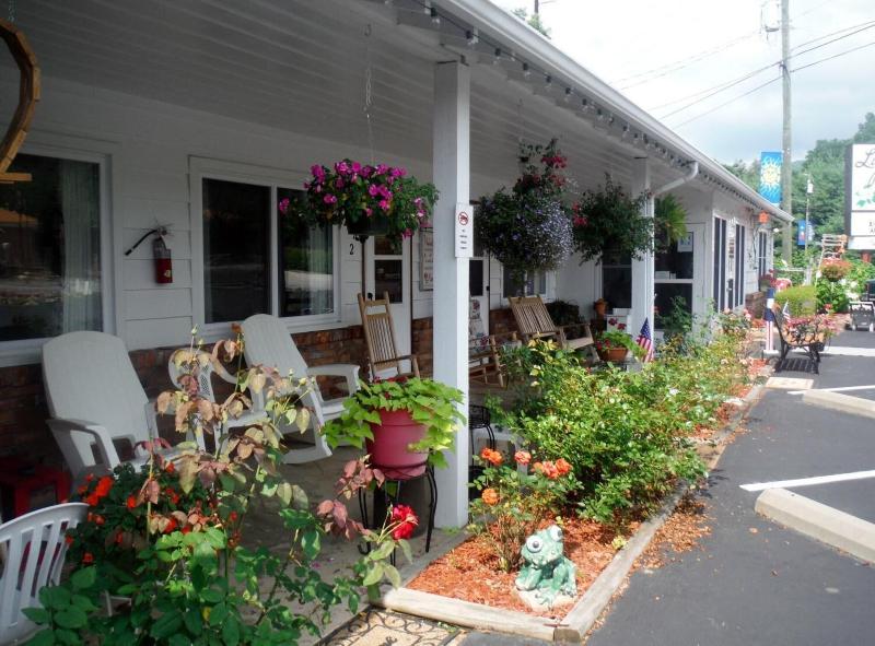 Laurel Park Inn image
