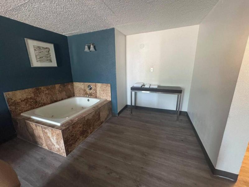 Express Inn & Suites