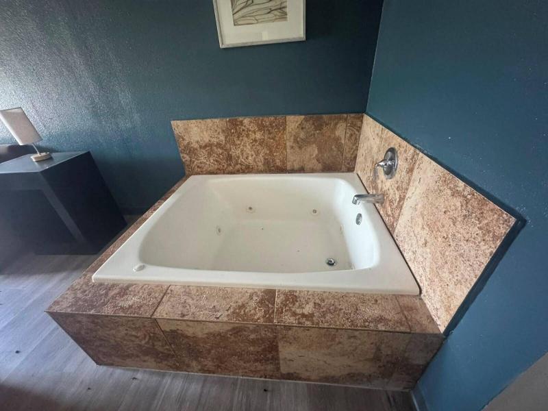 Express Inn & Suites
