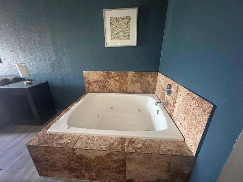 Express Inn & Suites