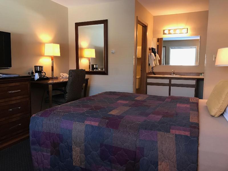 Lakeshore Inn & Suites — main photo