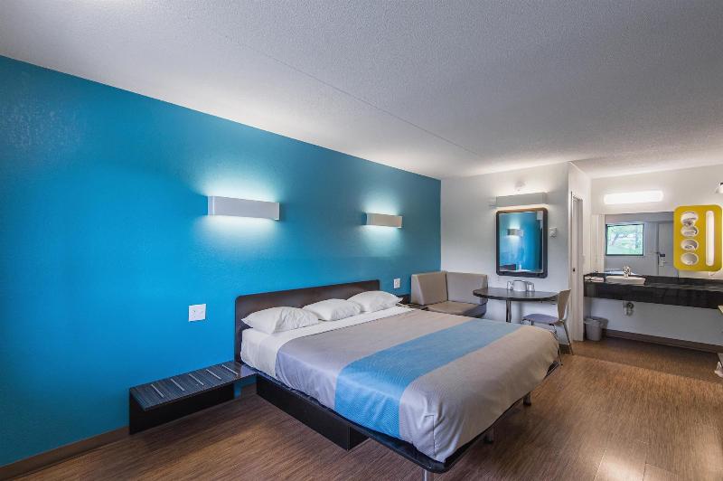 Motel 6 Overland Park, KS image
