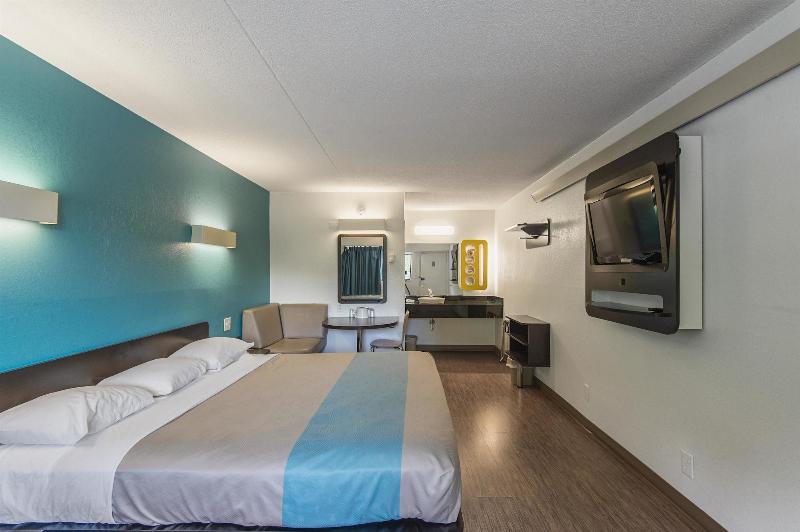 Motel 6 Overland Park, KS image